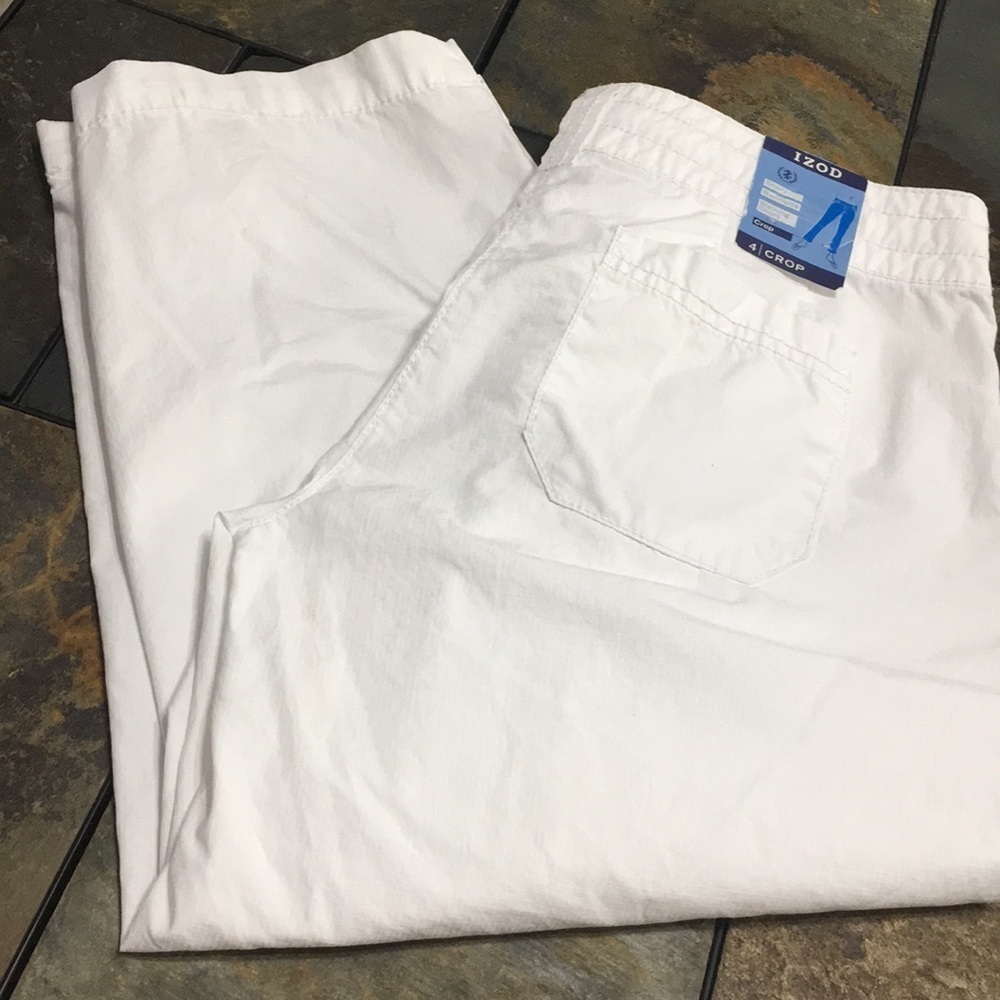 IZOD White cropped pants. NWT. Size 4 crop